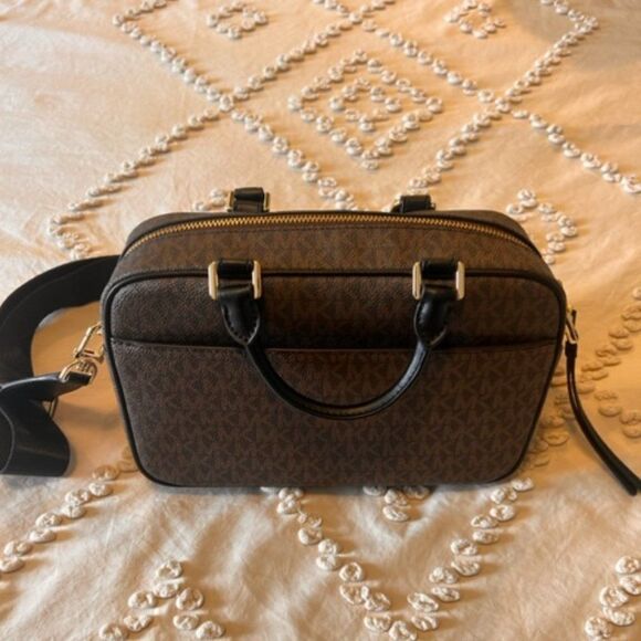 Stylish Women's Bag with Animal Print and Studded Design - Picture 3 of 11